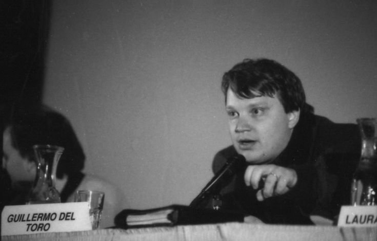 ¤ 𝓗𝓪𝓫𝓵𝓮𝓶𝓸𝓼 𝓭𝓮 𝓒𝓲𝓷𝓮 𝓽𝓮 𝓲𝓷𝓿𝓲𝓽𝓪 𝓪 𝓿𝓮𝓻 ¤ "Entre Monstruos y Belleza: Guillermo del Toro y 'La Cumbre Escarlata'"
