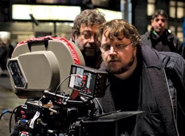 ¤ 𝓗𝓪𝓫𝓵𝓮𝓶𝓸𝓼 𝓭𝓮 𝓒𝓲𝓷𝓮 𝓽𝓮 𝓲𝓷𝓿𝓲𝓽𝓪 𝓪 𝓿𝓮𝓻 ¤ "Entre Monstruos y Belleza: Guillermo del Toro y 'La Cumbre Escarlata'"