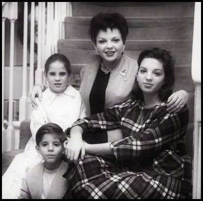 🌟 R͙e͙c͙o͙r͙d͙a͙m͙o͙s͙ e͙l͙ c͙u͙m͙p͙l͙e͙a͙ño͙s͙ d͙e͙ 🌟                      Liza Minnelli