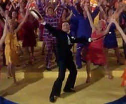 ℝ𝕖𝕔𝕠𝕣𝕕𝕒𝕞𝕠𝕤 𝕖𝕝 𝕖𝕤𝕥𝕣𝕖𝕟𝕠 𝕕𝕖 Bailando bajo la lluvia A͙̳ 73 ̳a͙ño͙s͙ d͙̳e͙̳ ̳s͙̳u͙̳ ̳e͙̳s͙̳t͙̳r͙̳e͙̳n͙̳o͙
