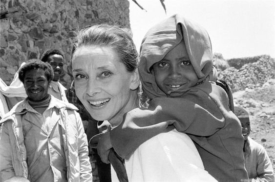 🌟 R͙e͙c͙o͙r͙d͙a͙m͙o͙s͙ e͙l͙ c͙u͙m͙p͙l͙e͙a͙ño͙s͙ d͙e͙ 🌟          Audrey Hepburn