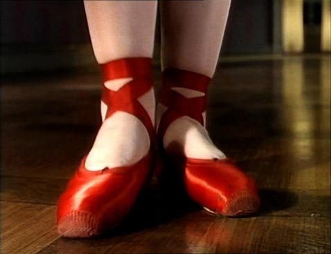 ℝ𝕖𝕔𝕠𝕣𝕕𝕒𝕞𝕠𝕤 𝕖𝕝 𝕖𝕤𝕥𝕣𝕖𝕟𝕠 𝕕𝕖      Las zapatillas rojas